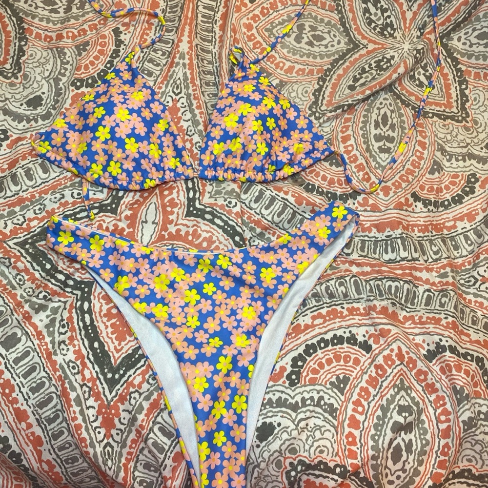 BRAND NEW NEVER WORN FLOWER BIKINI